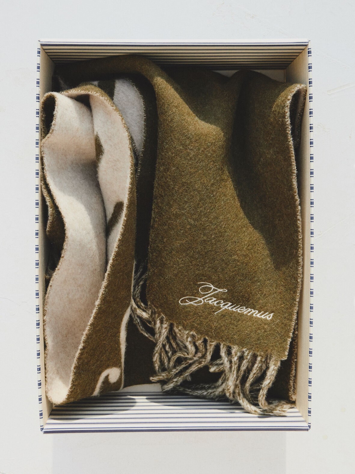 The Gros Grain shawl by JACQUEMUS | Official website