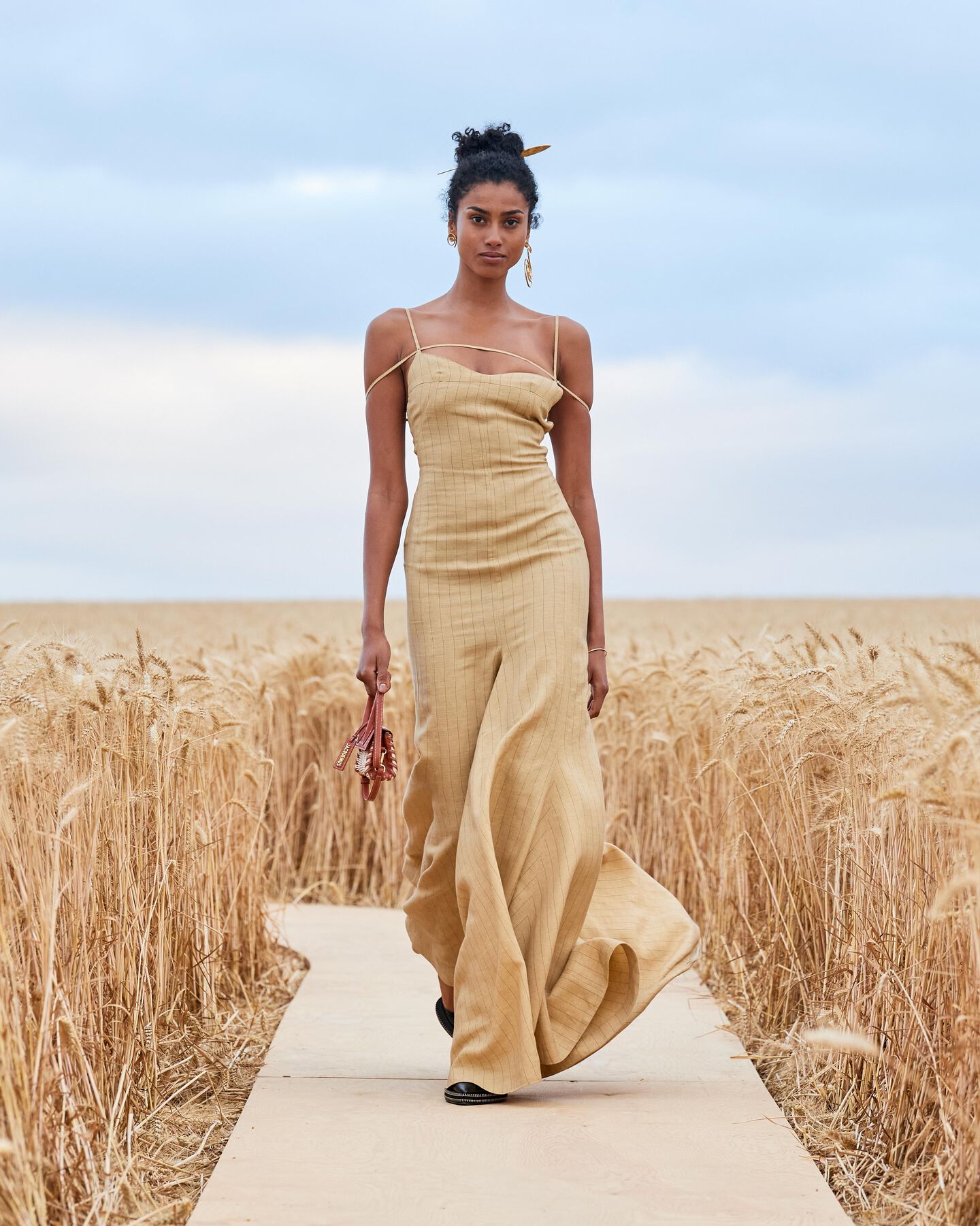 jacquemus dress The Triangle mini by Long raglan sleeves defined by classic single JACQUEMUS: Beige Le Chouchou 'La