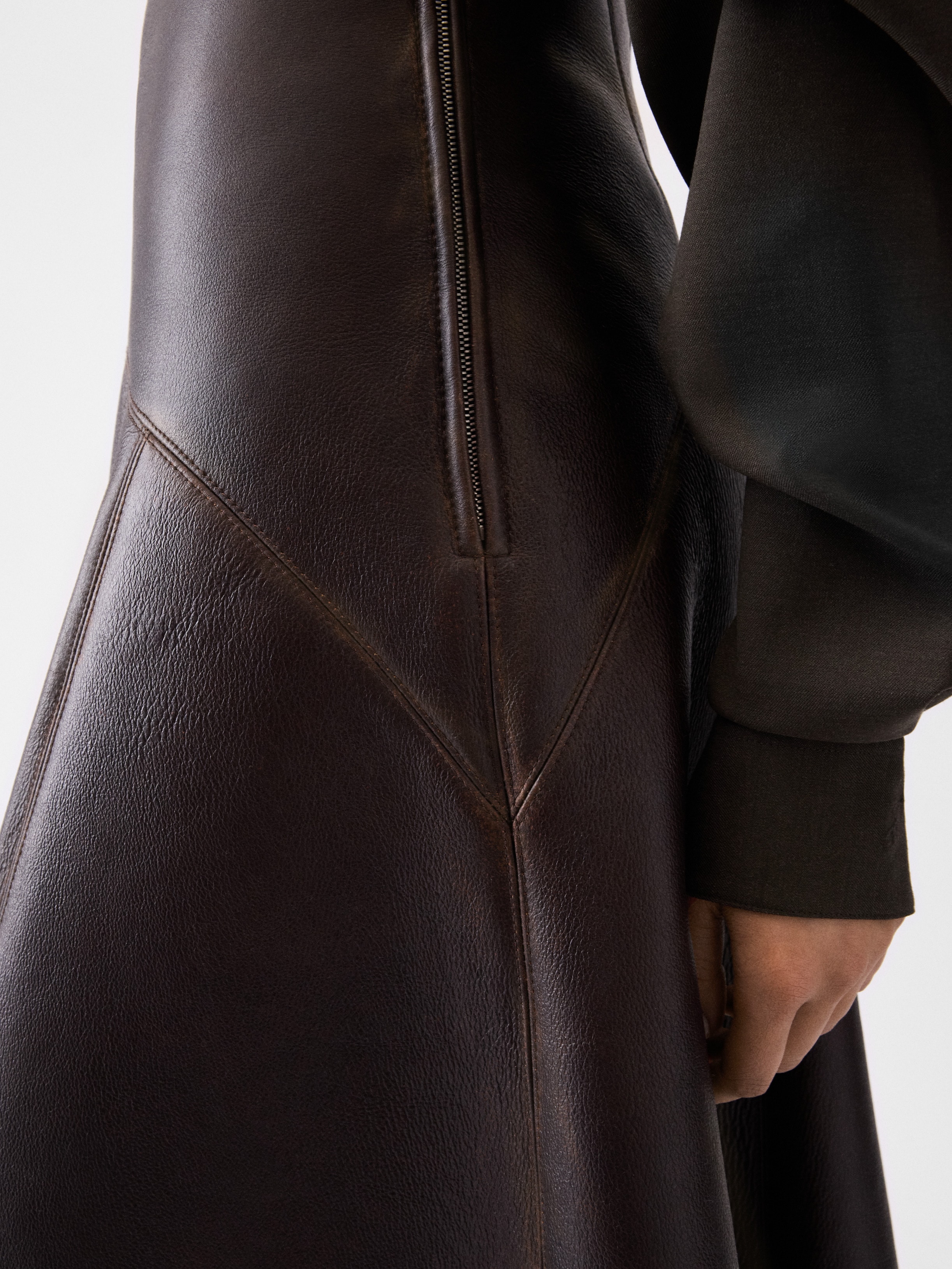 LA JUPE TRIANGLE CUIR