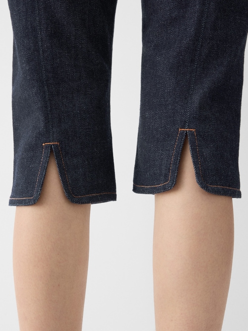 De de-N&icirc;mes-capribroek van spijkerstof