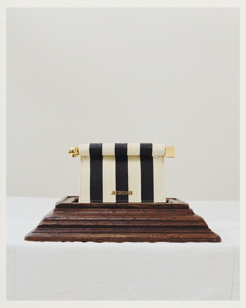 The small Rond Carr&eacute; clutch
