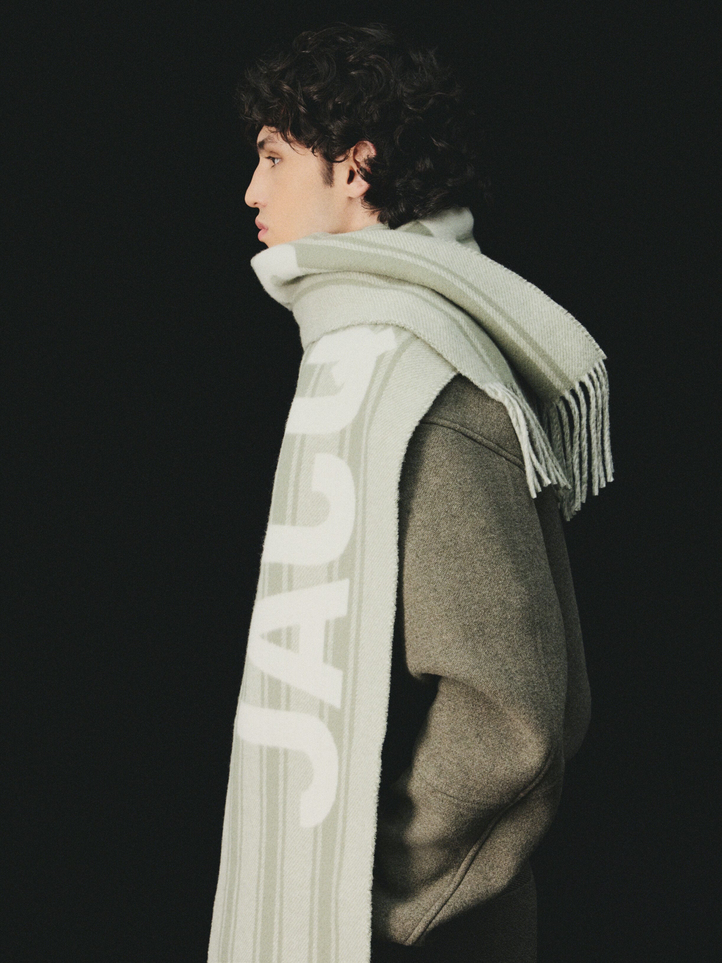 The Jacquemus scarf by JACQUEMUS | Official website