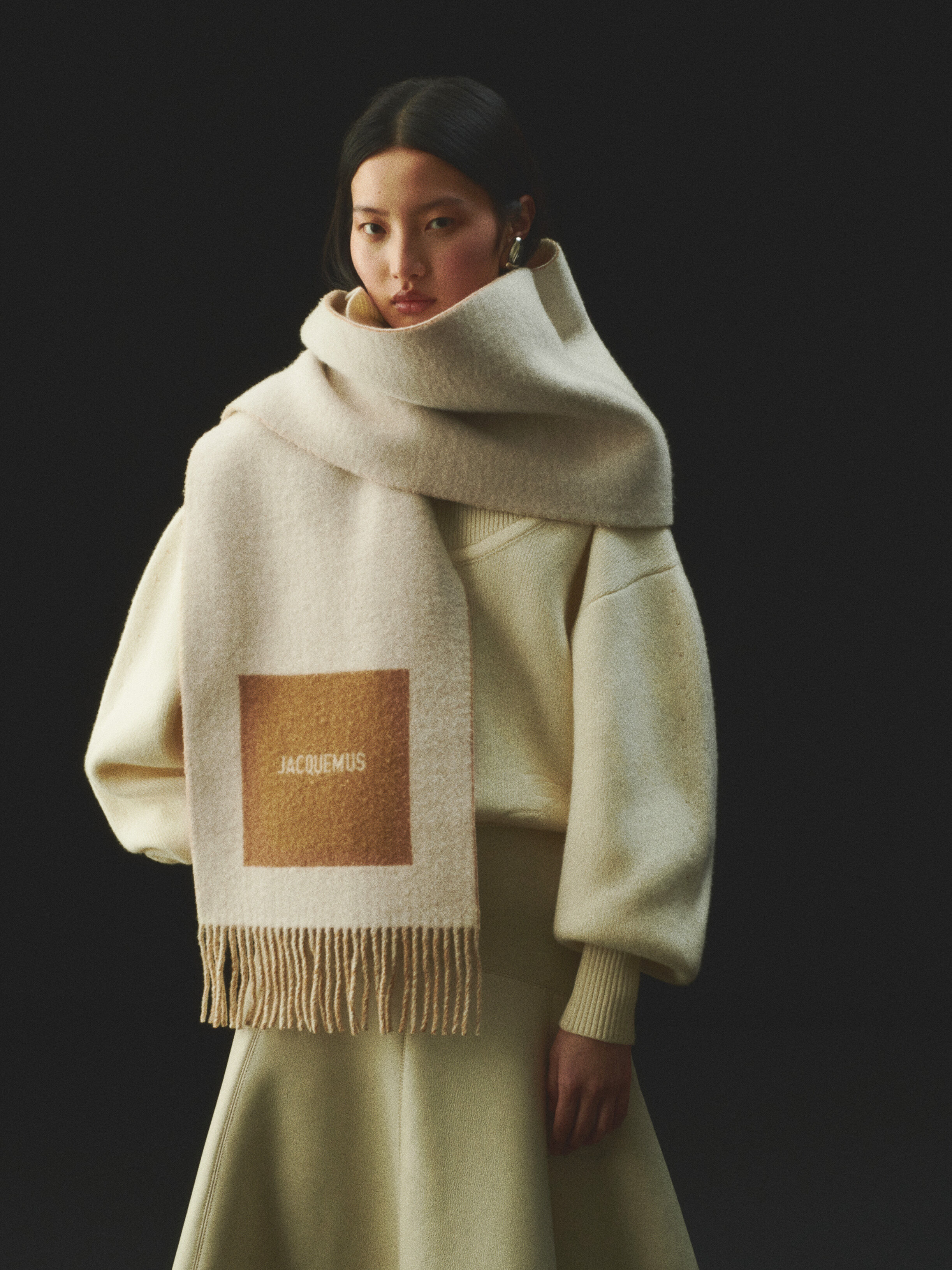 The Rond Carré scarf by JACQUEMUS | Official website The Rond Carré scarf by JACQUEMUS | Official website