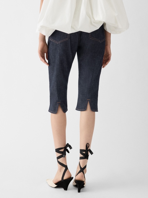 De de-N&icirc;mes-capribroek van spijkerstof