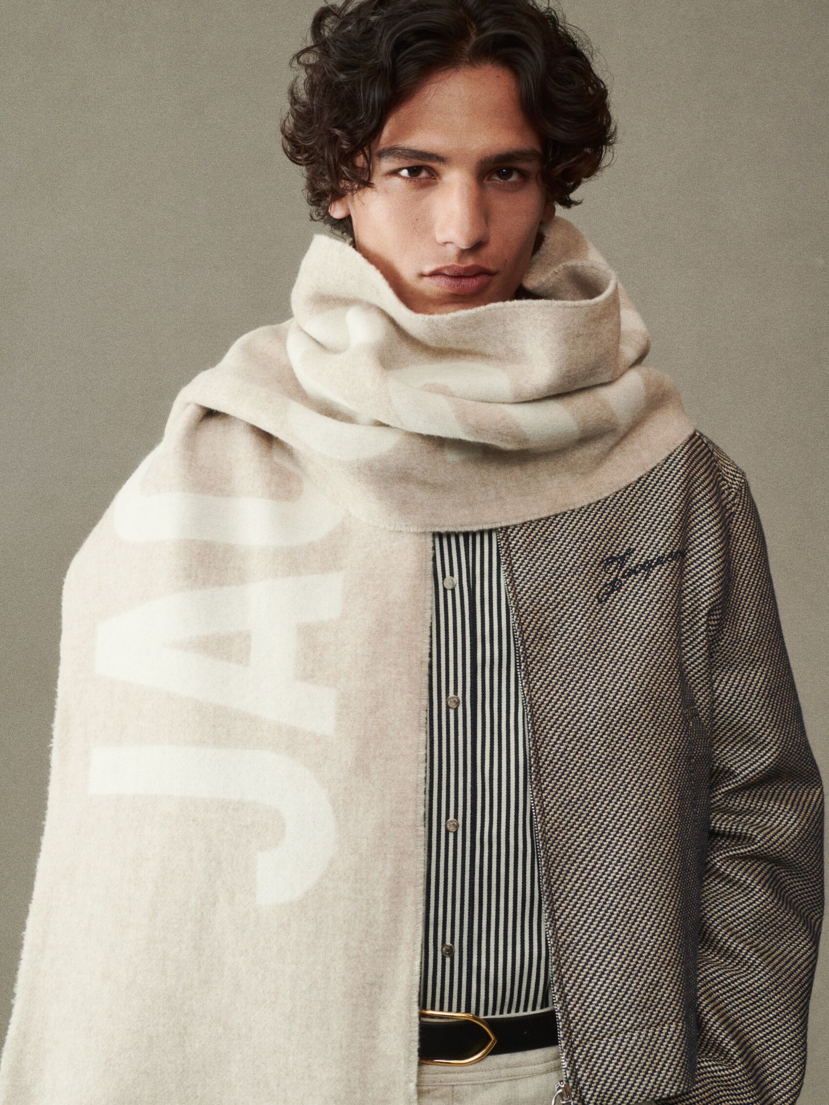 The Jacquemus scarf by JACQUEMUS | Official website