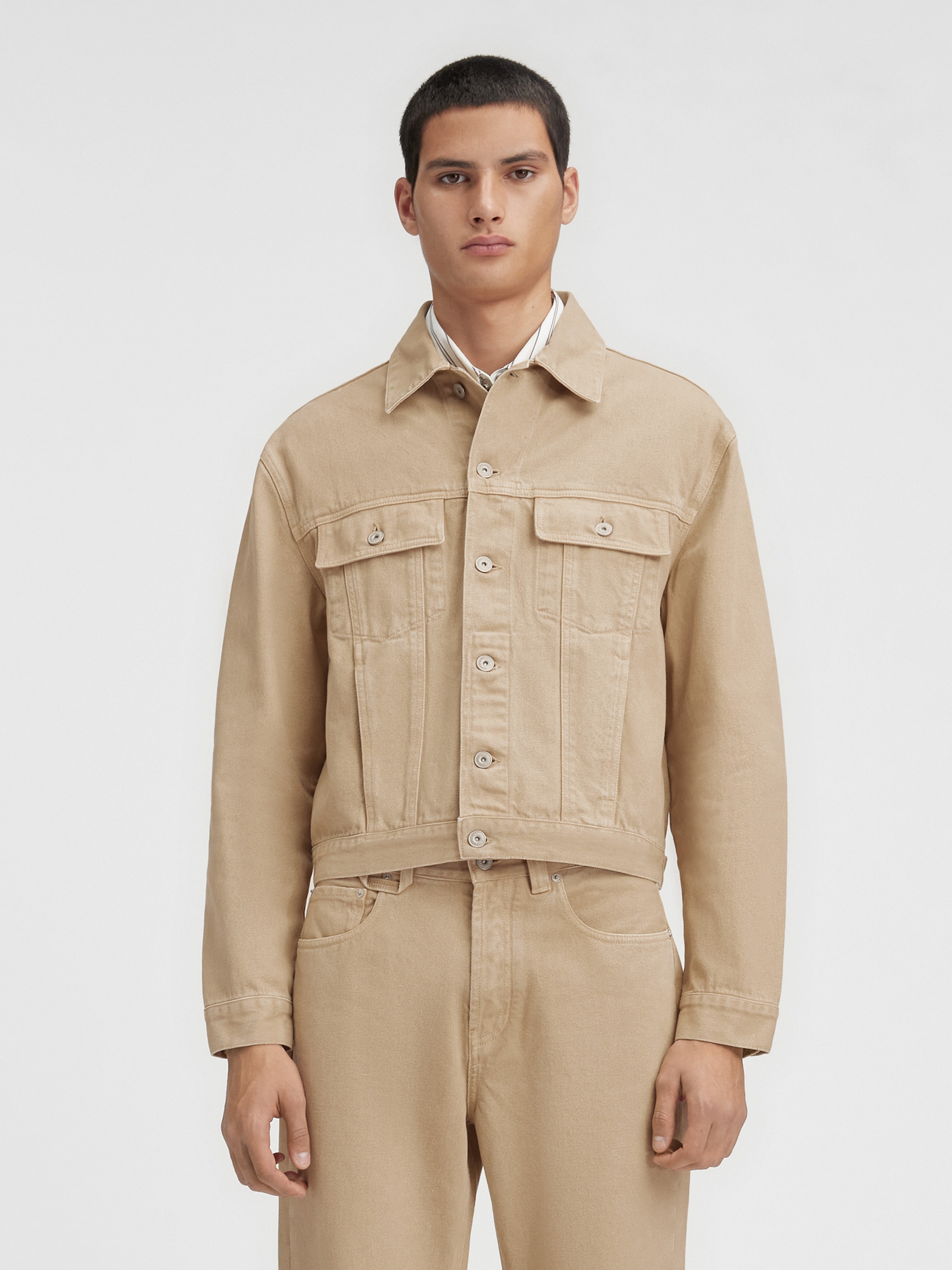 LA VESTE DE-N&Icirc;MES