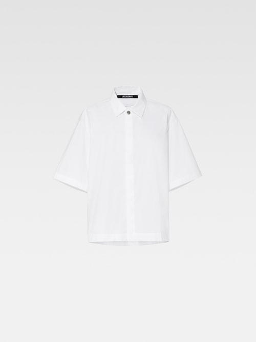 La camisa de manga corta