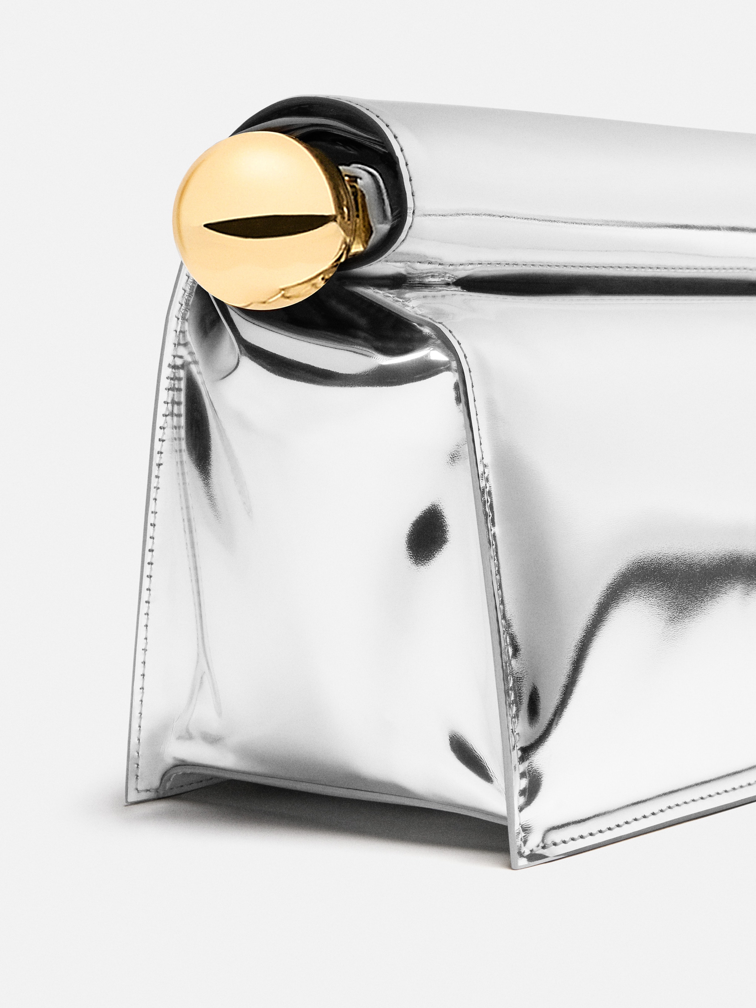 LA POCHETTE ROND CARRE
