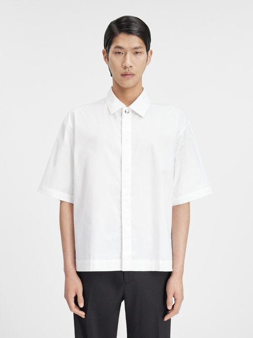 La camisa de manga corta