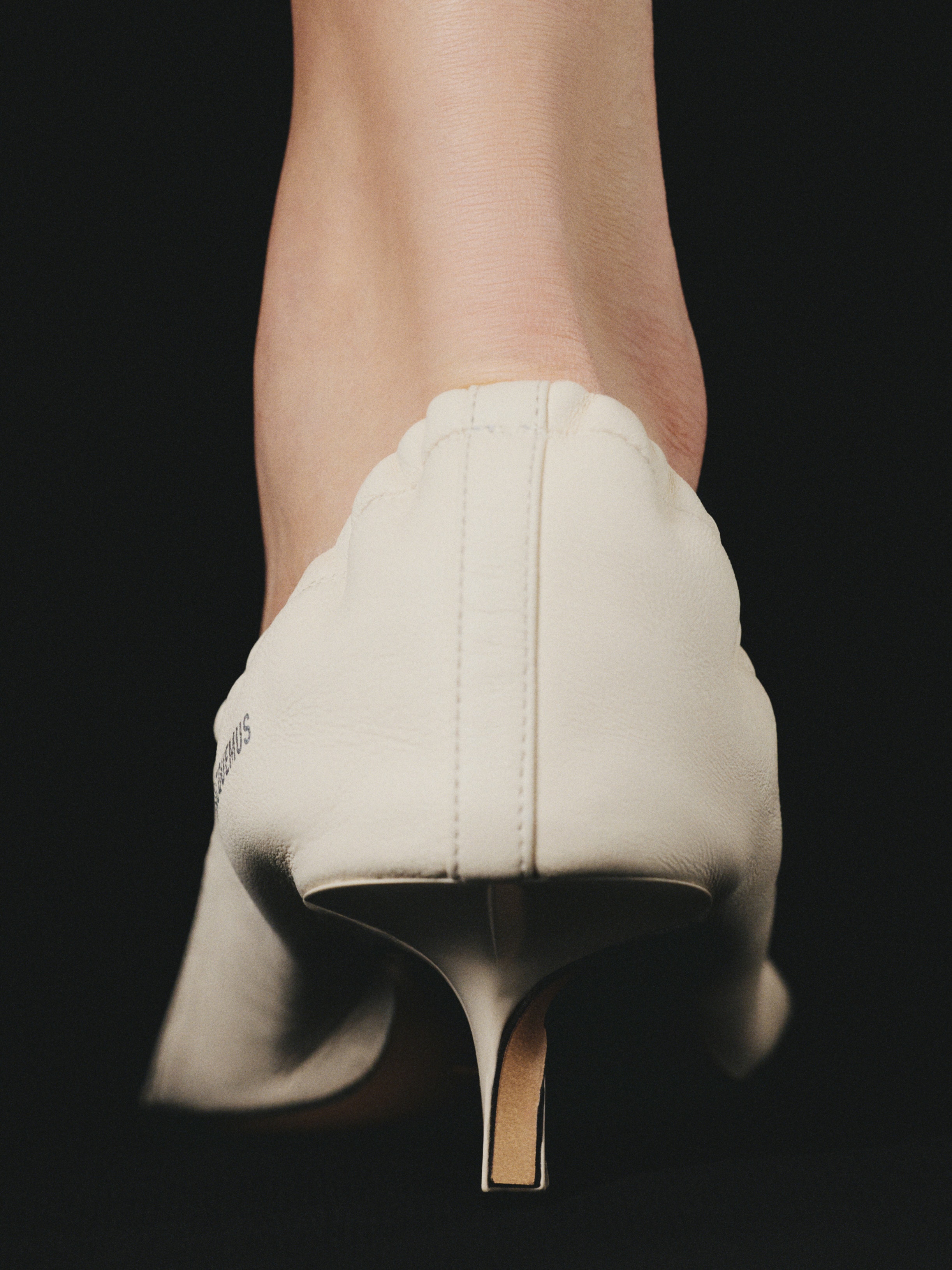 LES SANDALES NU-PIEDS B