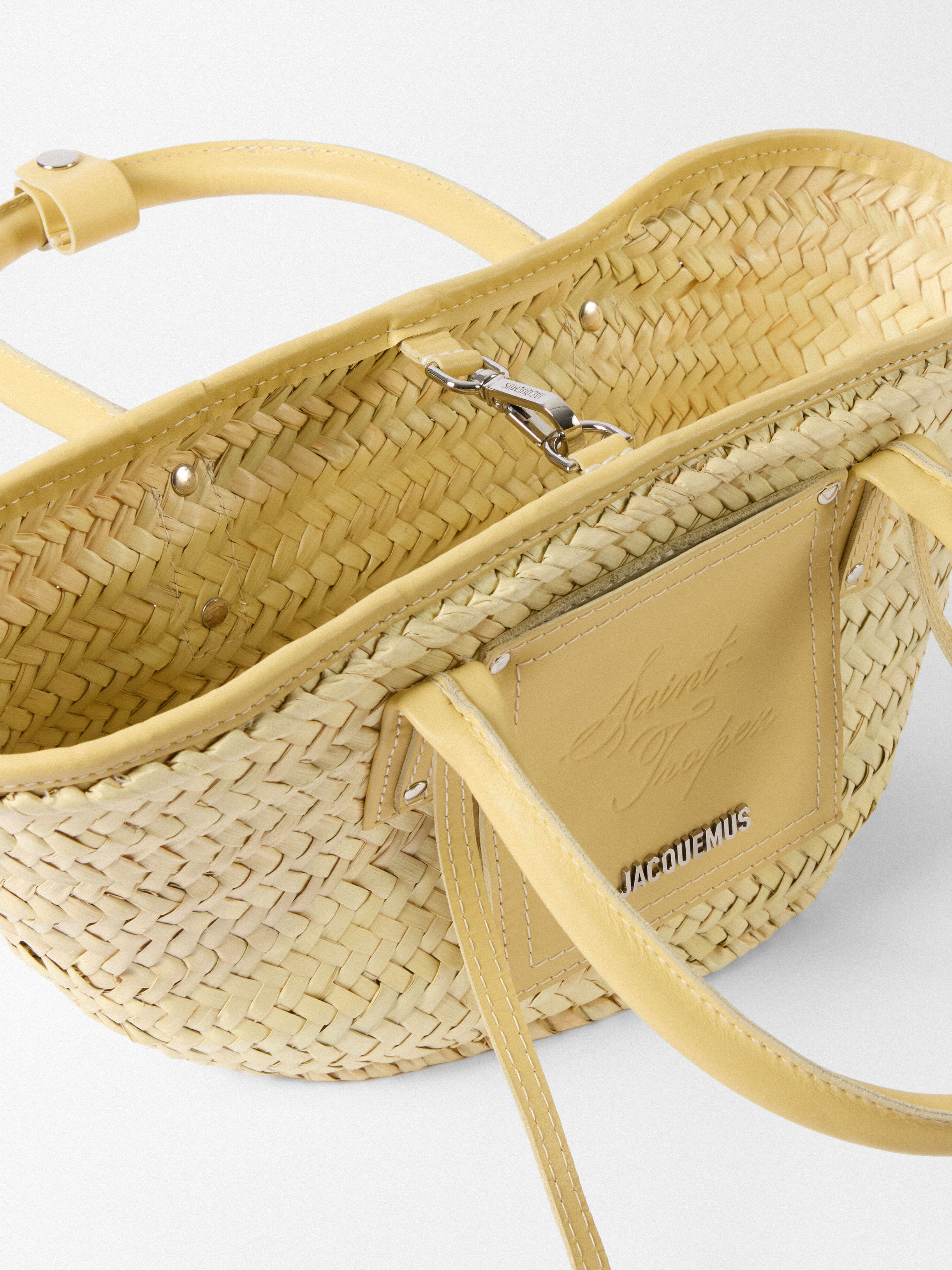 The small Soli Saint Tropez Resort basket by JACQUEMUS | Official