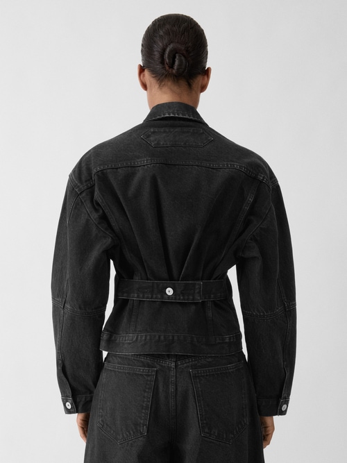 La chaqueta de denim de-N&icirc;mes