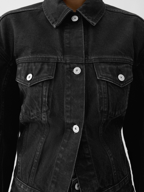 La chaqueta de denim de-N&icirc;mes