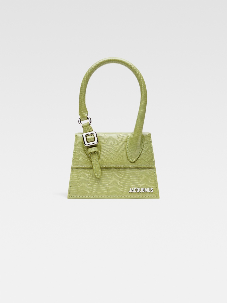 버클 디테일의 미디엄 치키토 이미지 비주얼