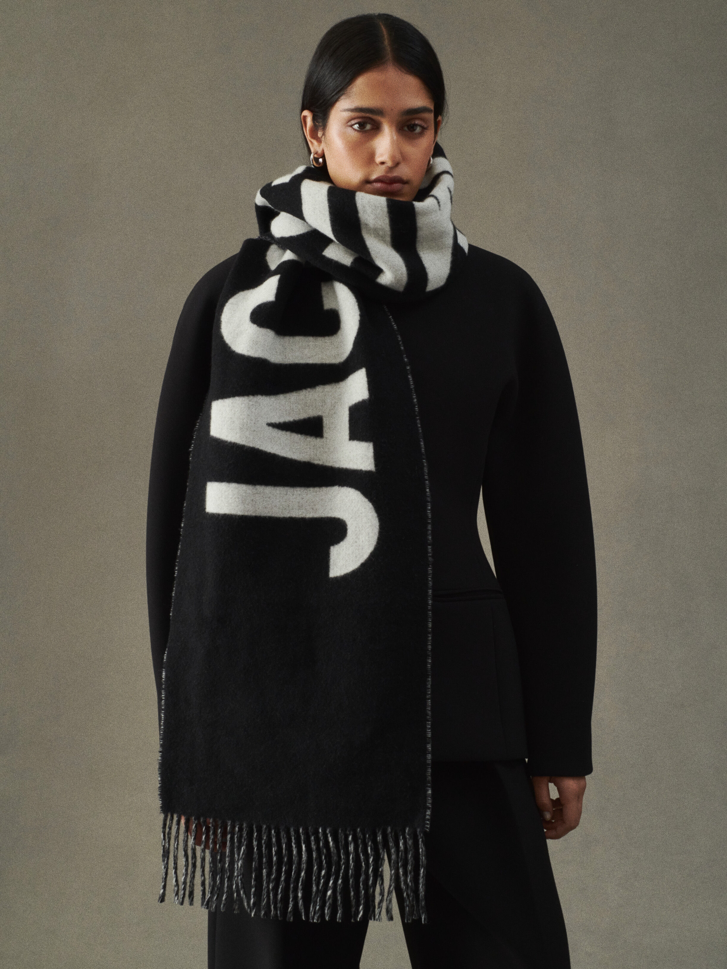 The Jacquemus scarf by JACQUEMUS | Official website