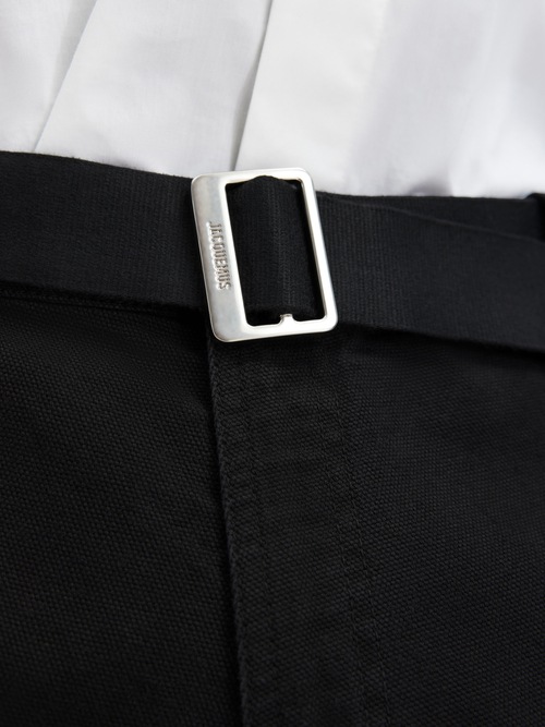 Los pantalones Marrone