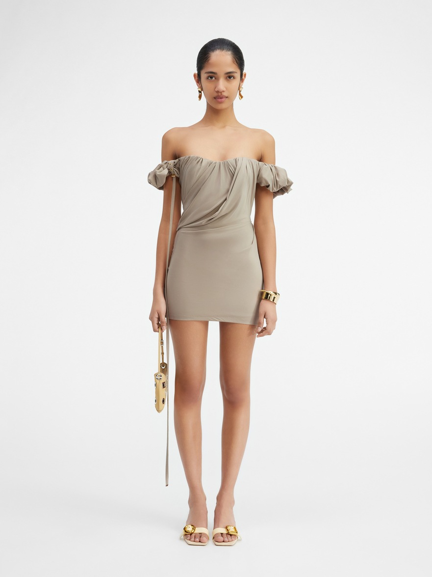 Jacquemus Schulterfreies Minikleid Aus Stretch-jersey Aus Einer Cupromischung Mit Drapierung In Graubraun