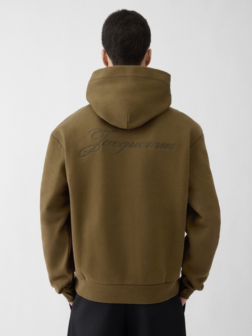 ロゴ入りパーカー