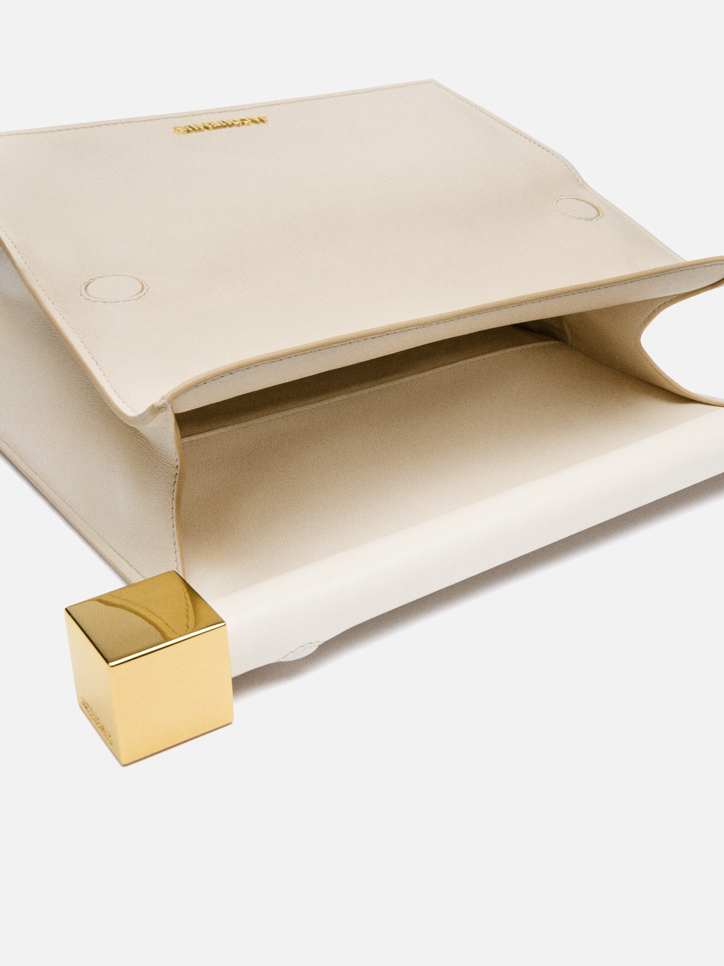LA POCHETTE ROND CARRE
