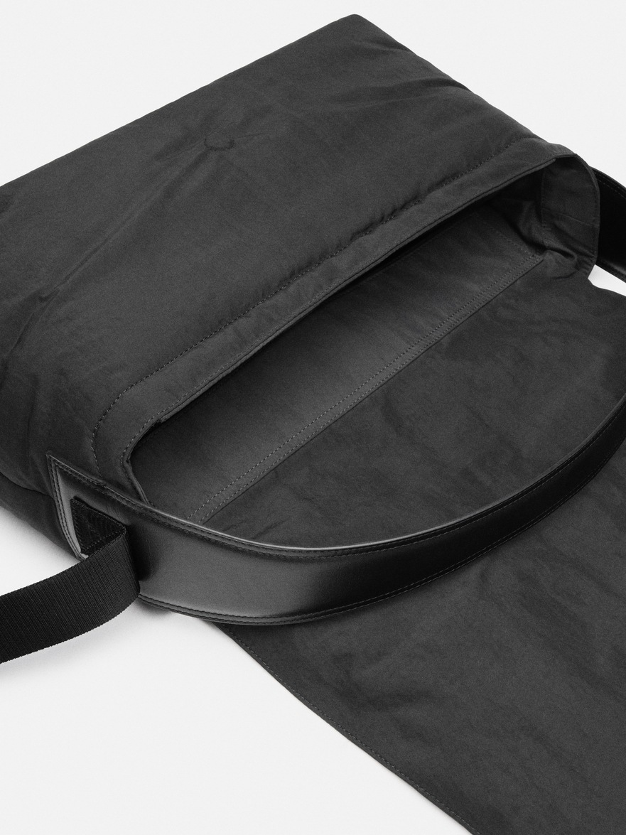Bambino メッセンジャーバッグ by JACQUEMUS | Official website