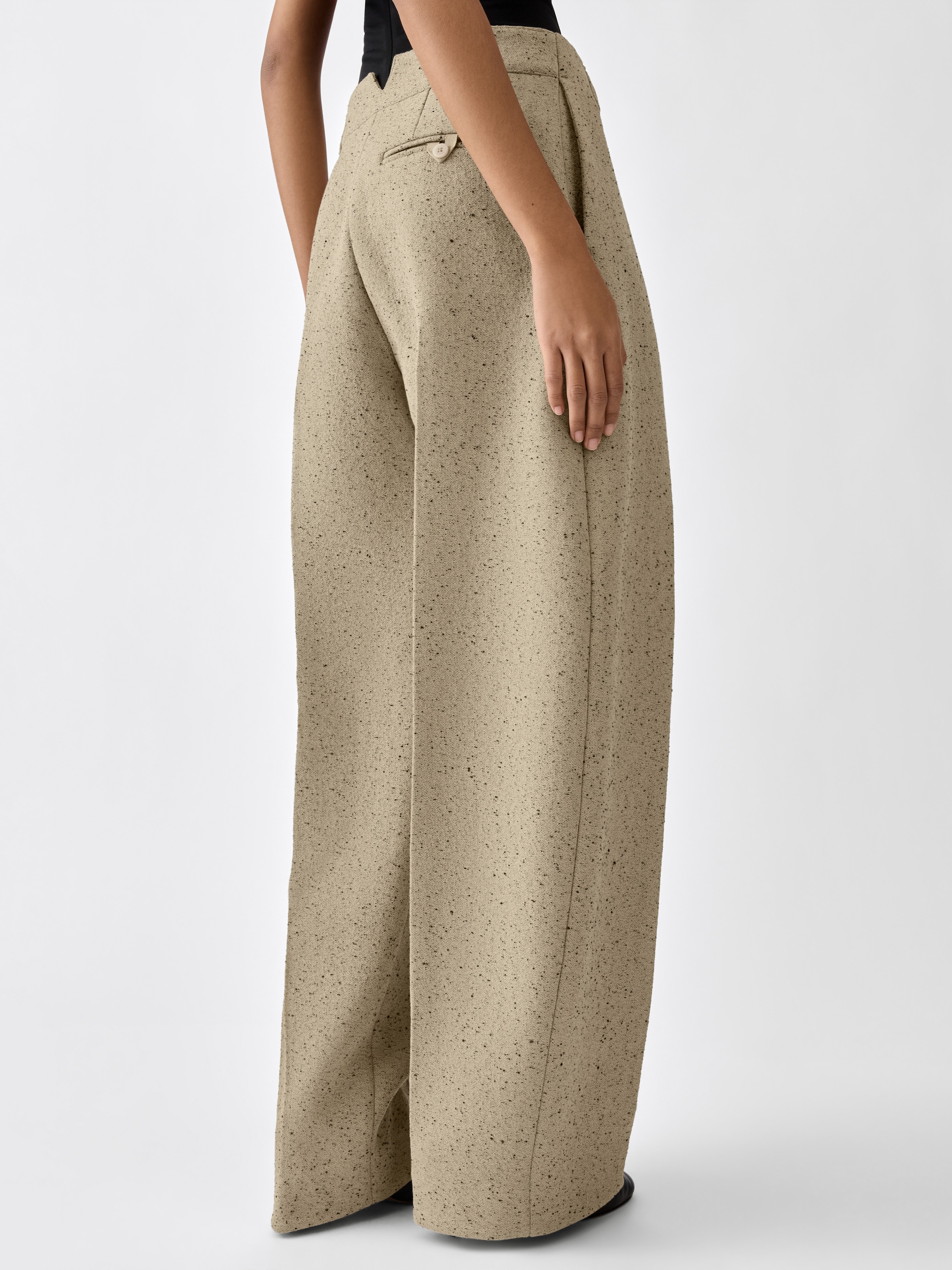 LE PANTALON OVALO