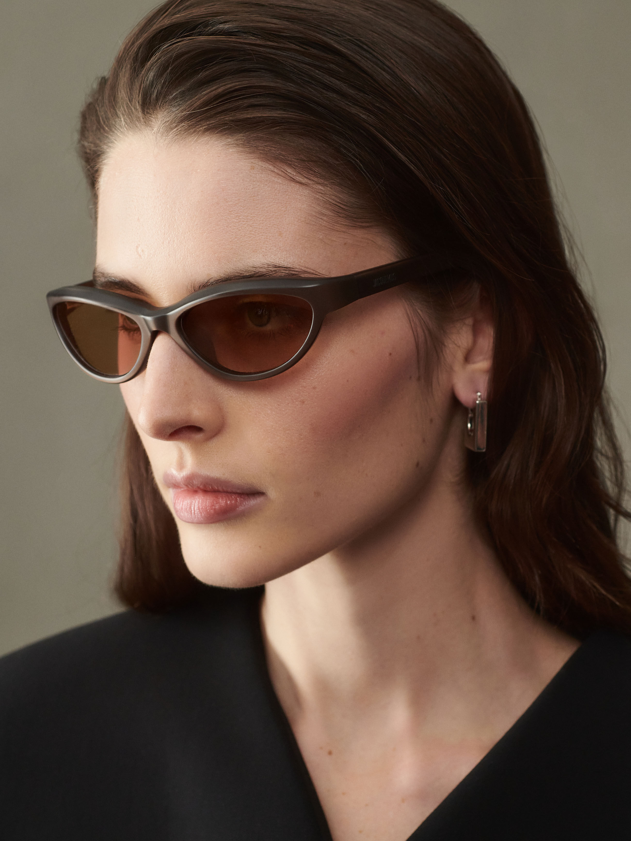 The Curvo sunglasses by JACQUEMUS | Official website The Curvo sunglasses by JACQUEMUS | Official website