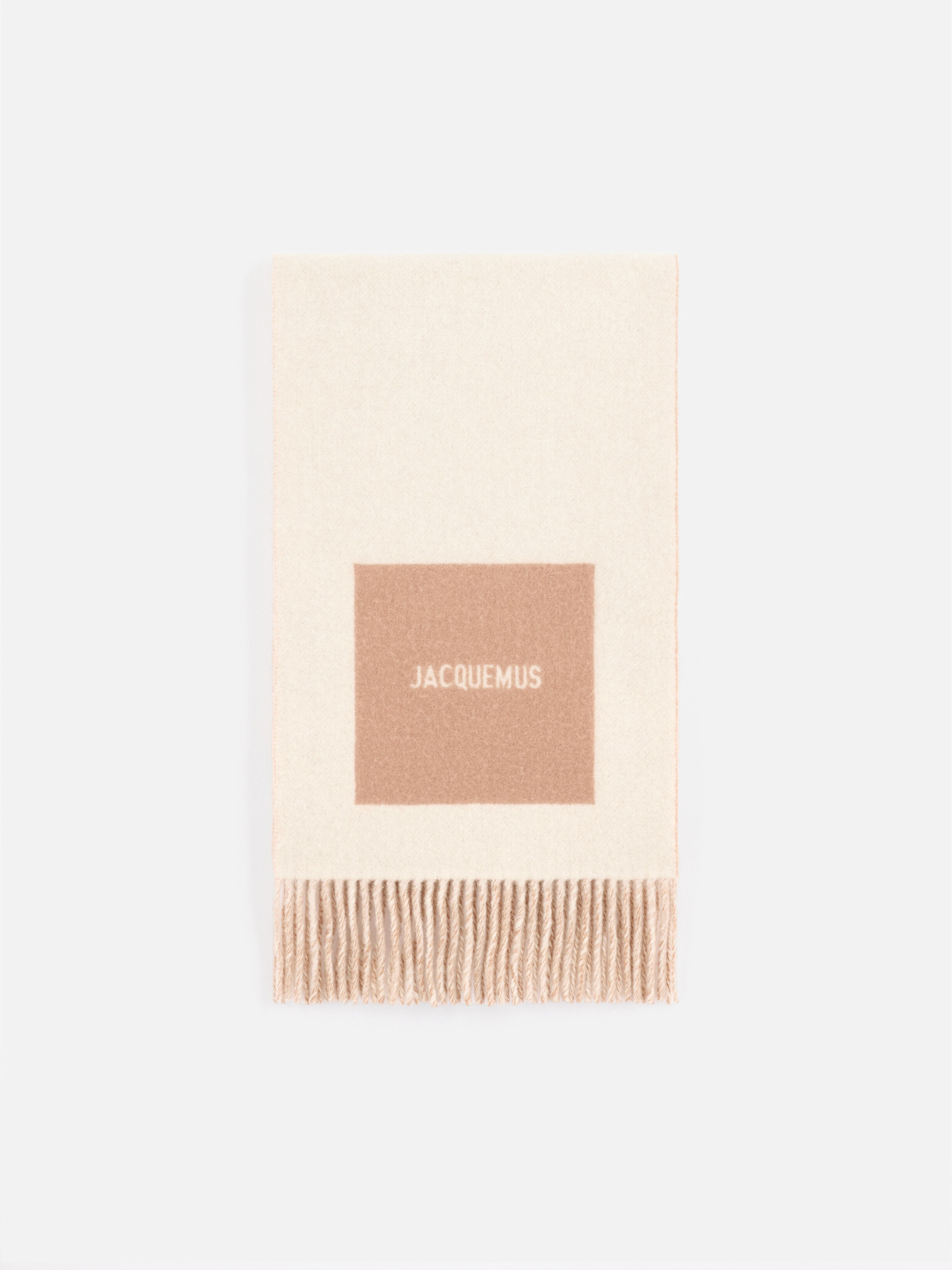 The Rond Carré scarf by JACQUEMUS | Official website The Rond Carré scarf by JACQUEMUS | Official website