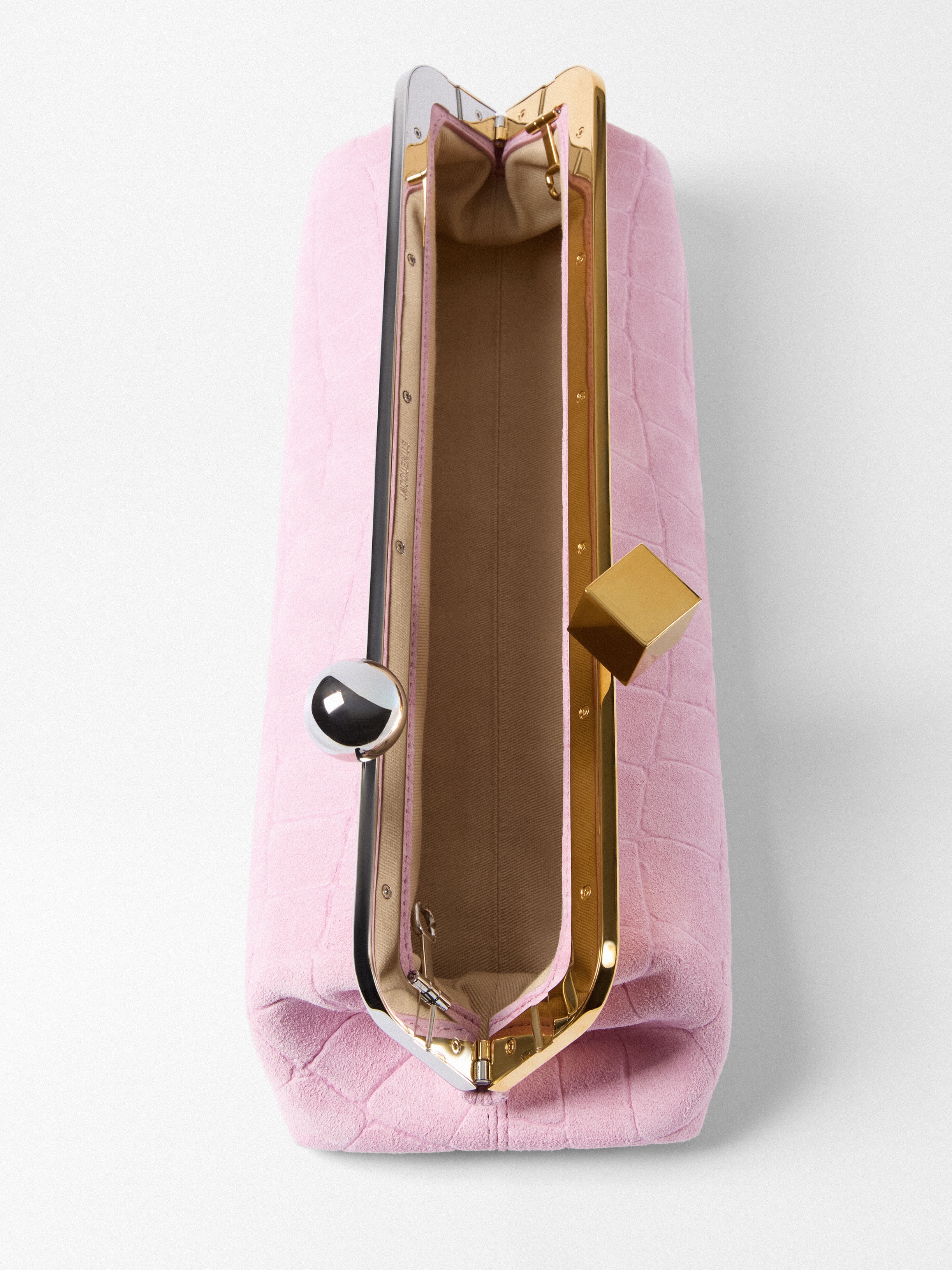 LA POCHETTE SALON