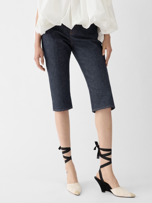 De de-N&icirc;mes-capribroek van spijkerstof