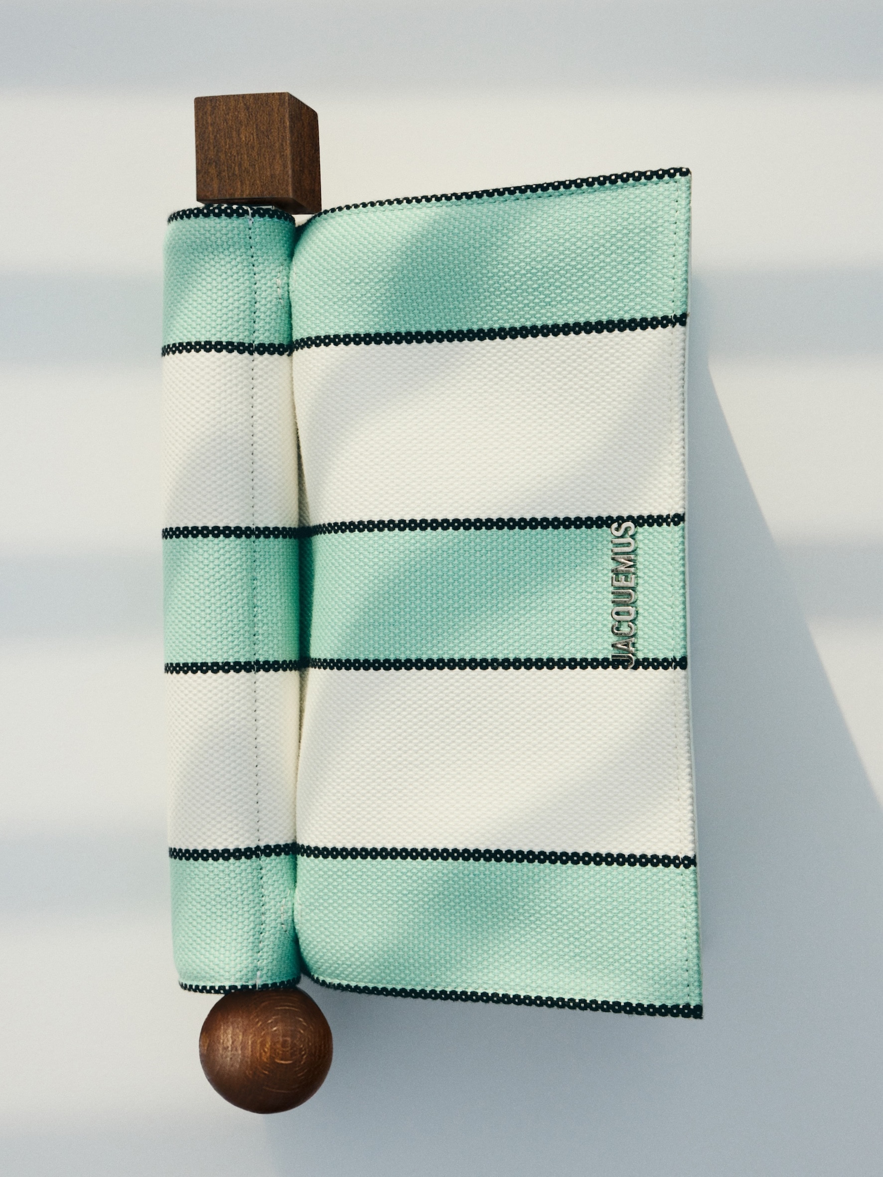 LA POCHETTE ROND CARRE