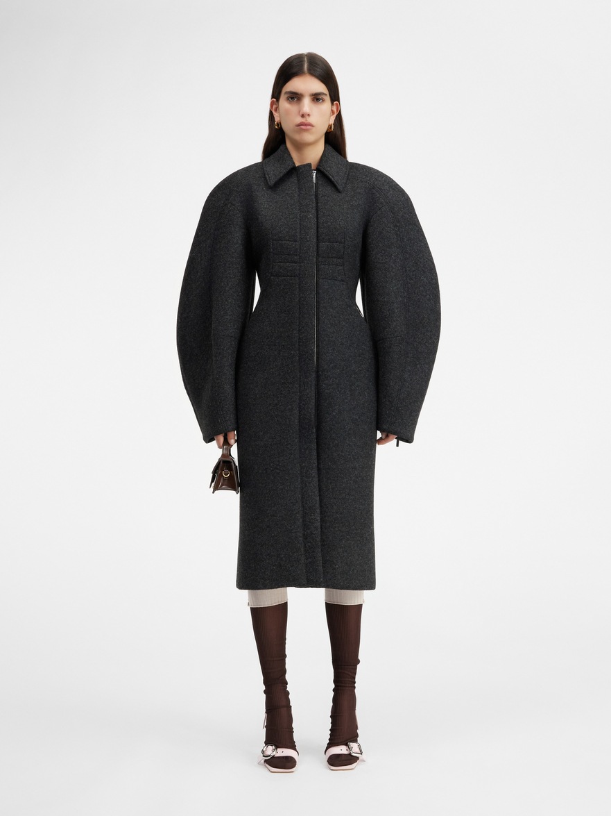 Jacquemus Le Manteau Ovalo Coat In Black