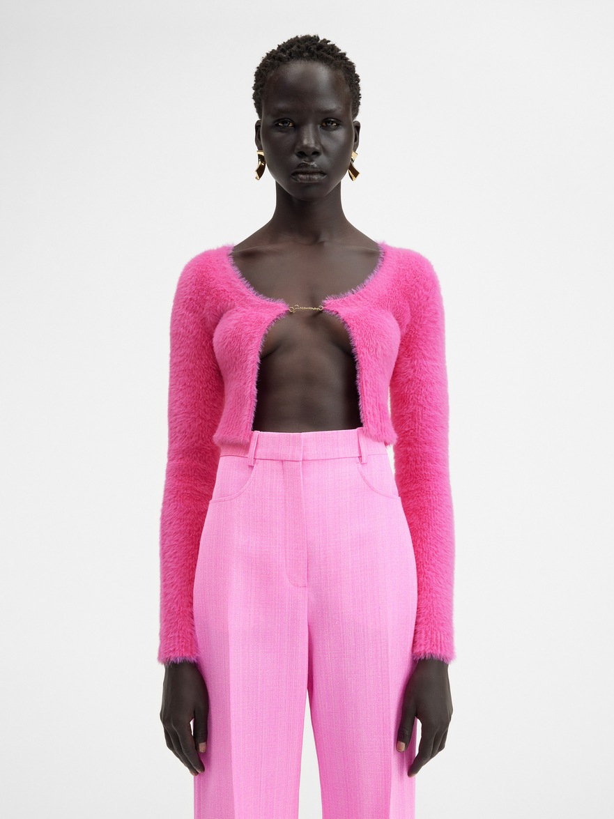Jacquemus Gold Toned Logo Charm Cropped Cardigan In Pink