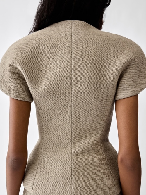 The Ovalo short-sleeve jacket