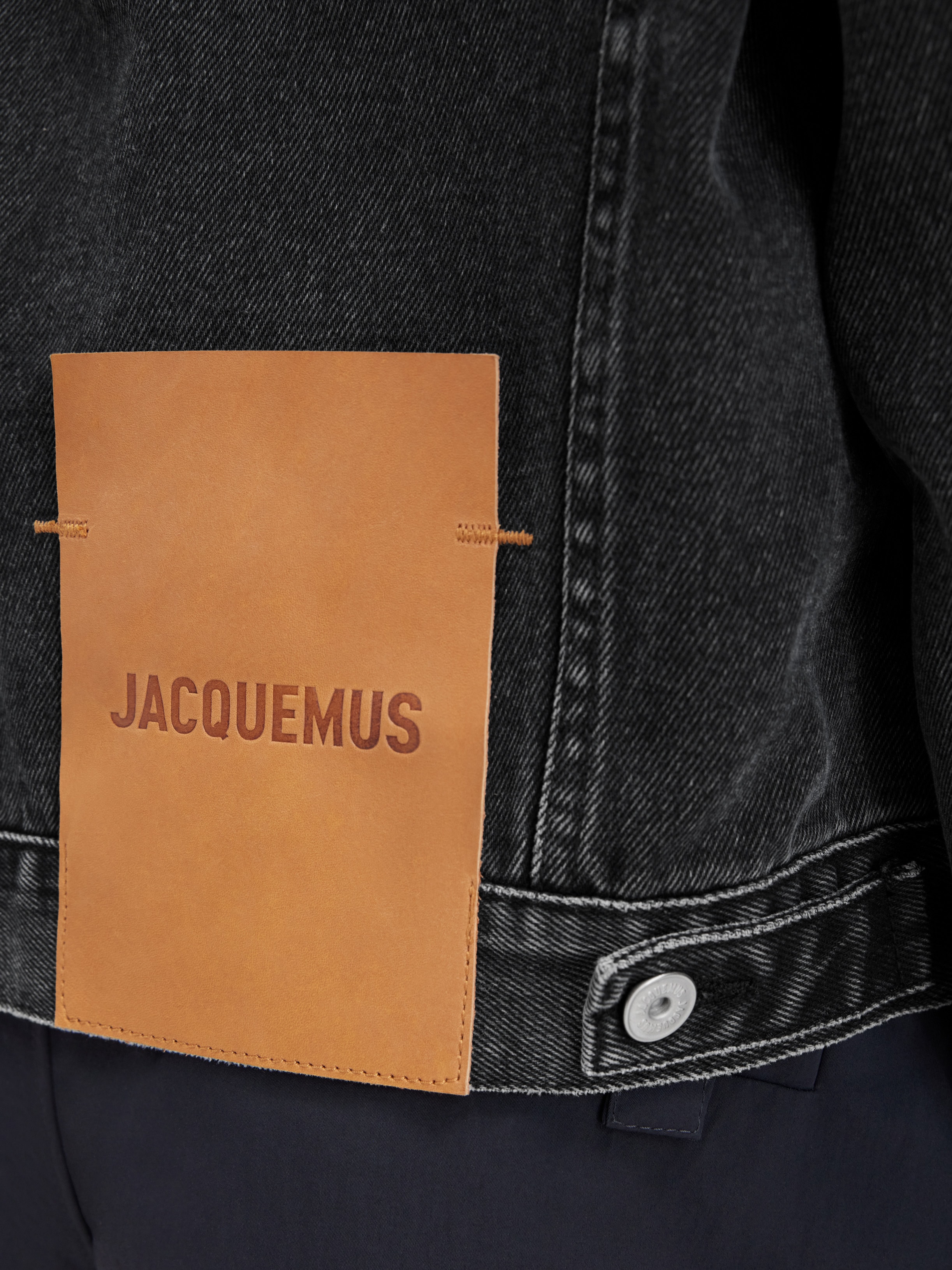 LA VESTE DE-N&Icirc;MES