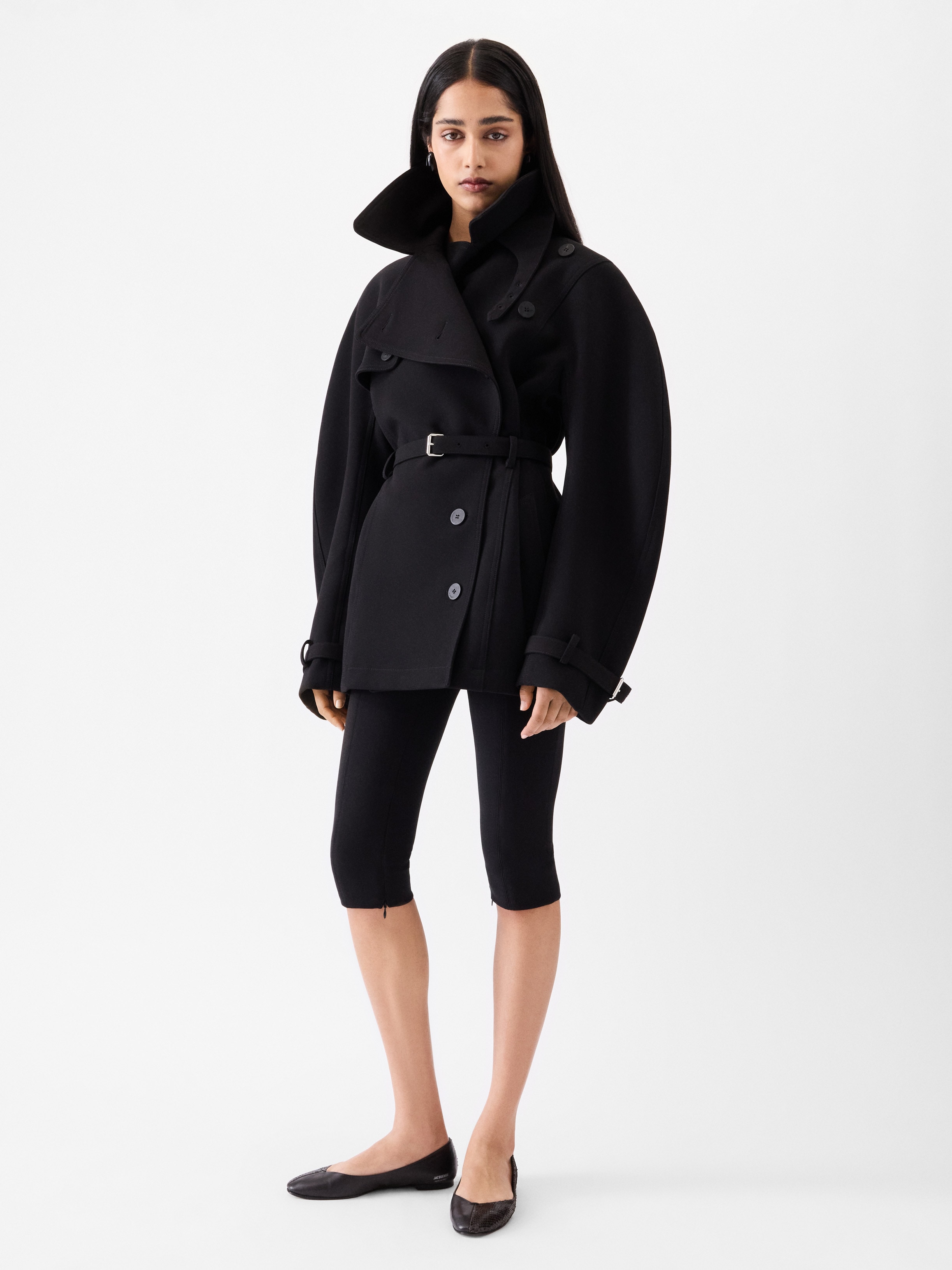 The short Ovalo trench coat by JACQUEMUS | Official website