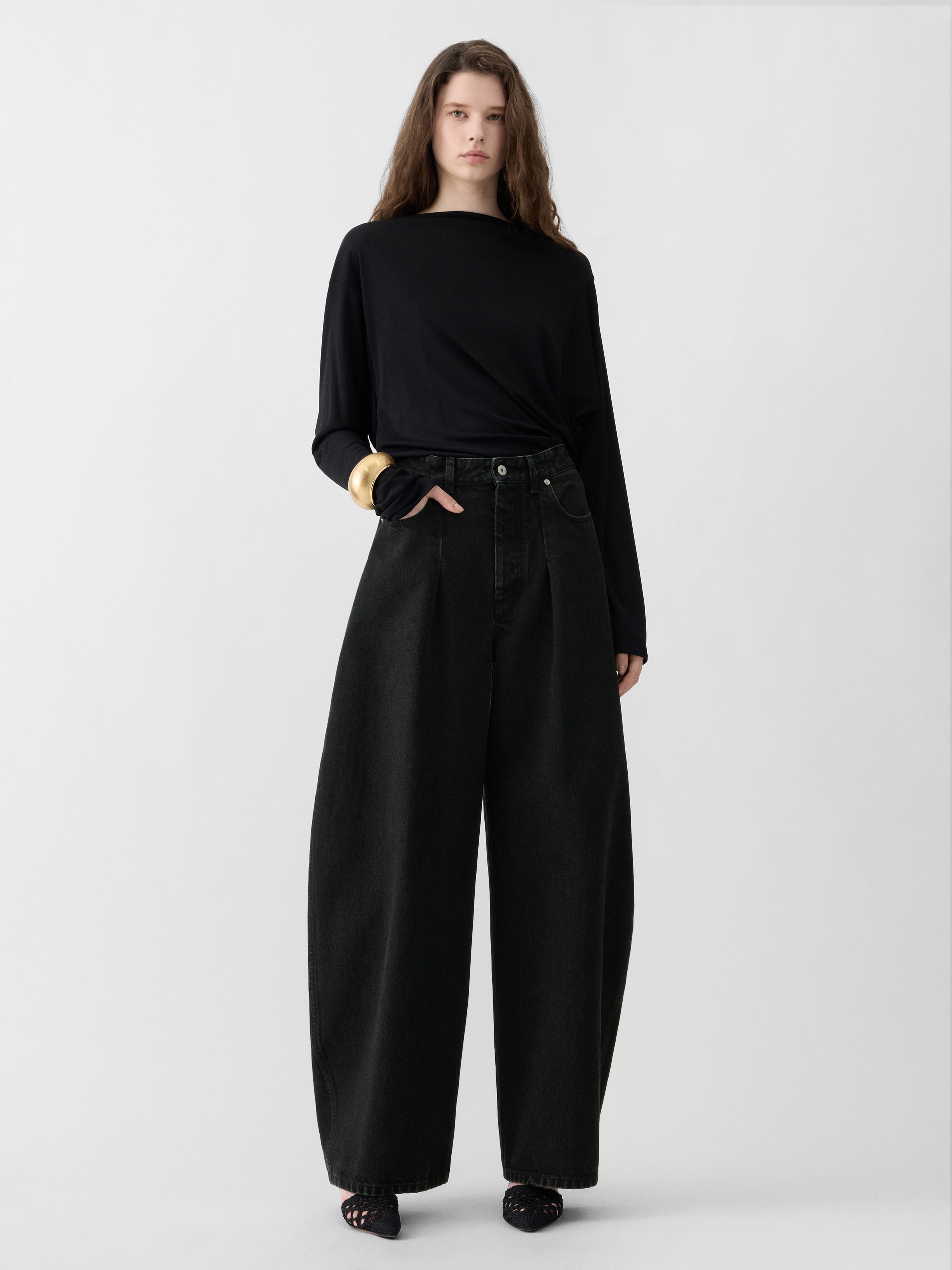 The Ovalo de-Nîmes denim pants by JACQUEMUS | Official website