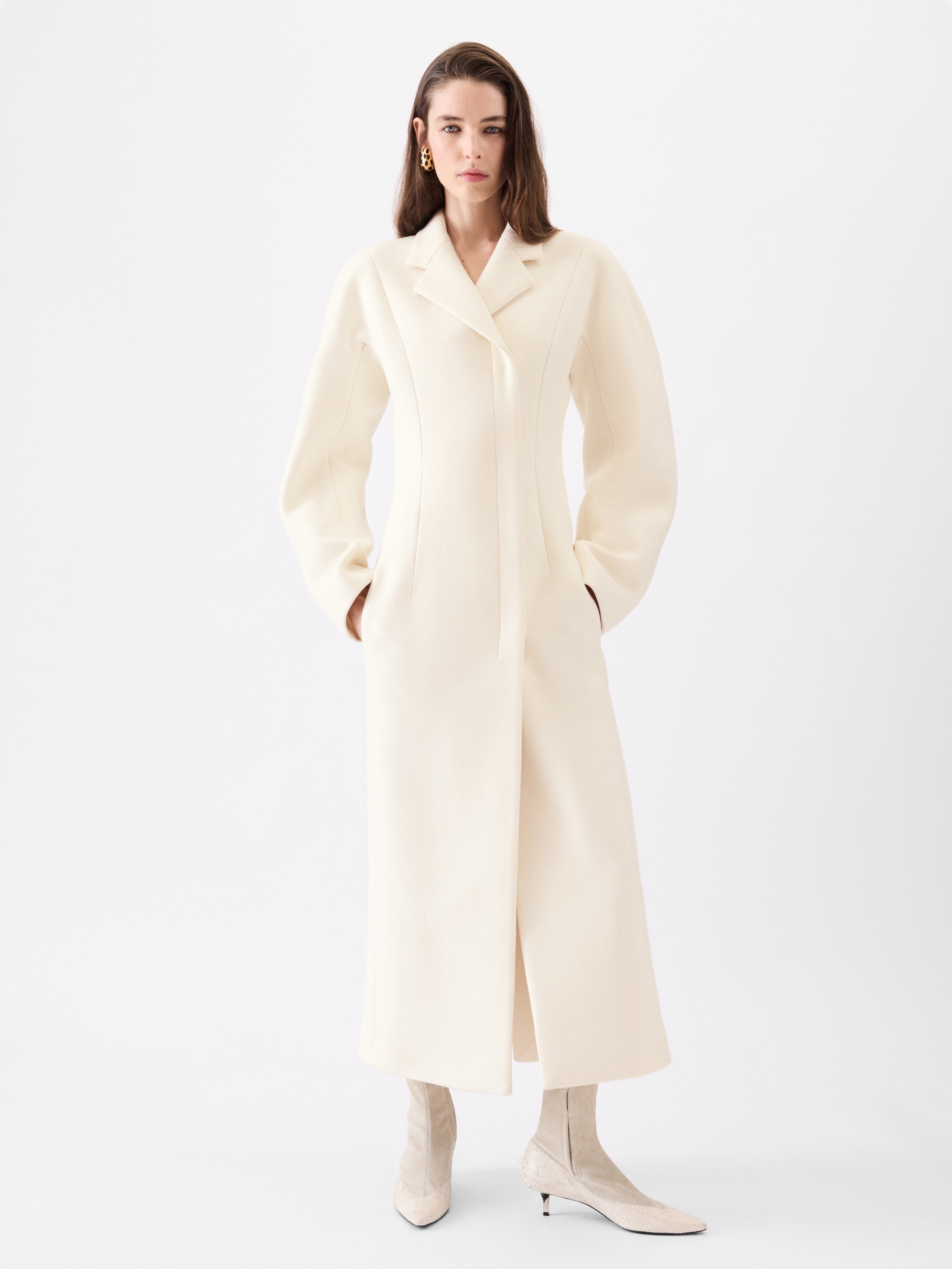 The Curvo coat by JACQUEMUS | Official website